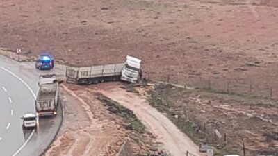 Siirt’in Kurtalan ilçesinde, sürücüsünün kontrolünden çıkan kamyon yol kenarına savruldu.