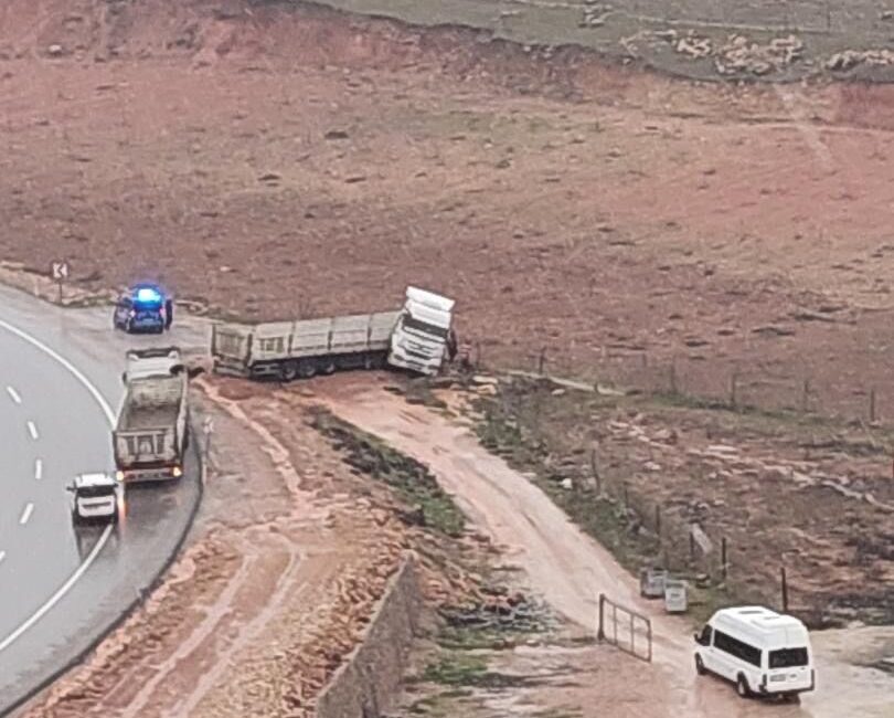 Siirt’in Kurtalan ilçesinde, sürücüsünün kontrolünden çıkan kamyon yol kenarına savruldu.