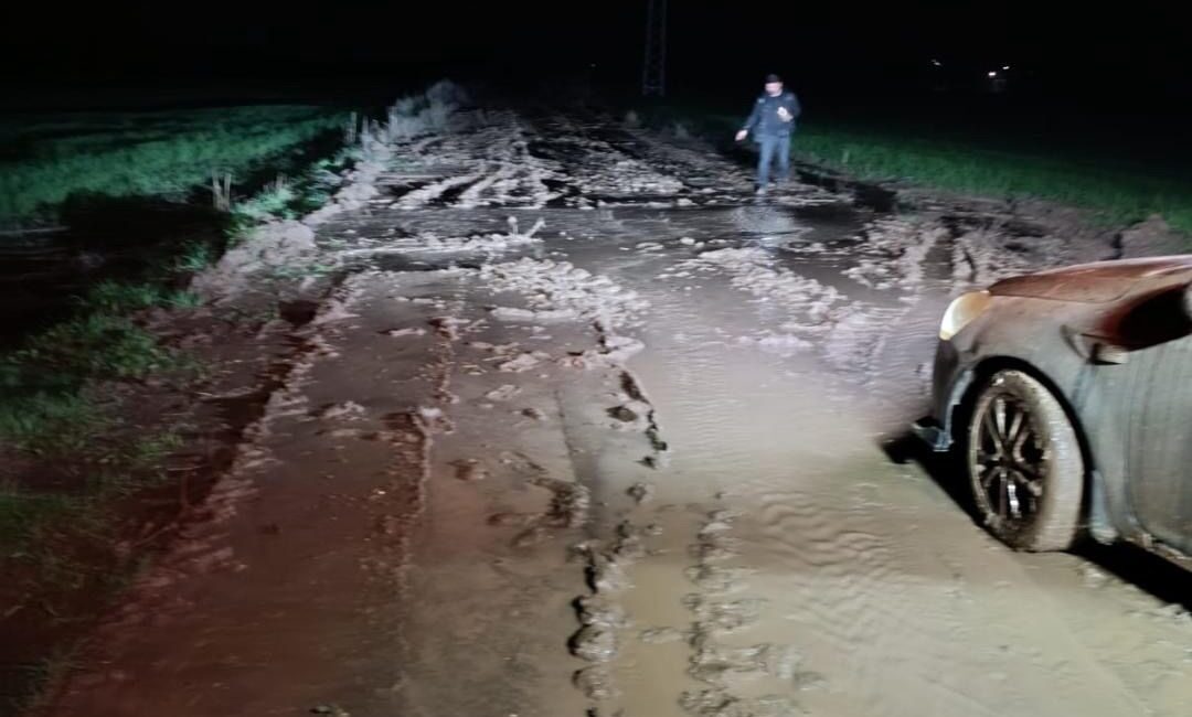 Siirt’in Kurtalan ilçesinde seyir halindeyken çamura saplanan araç, vatandaşların yardımı