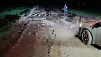 Siirt’in Kurtalan ilçesinde seyir halindeyken çamura saplanan araç, vatandaşların yardımı