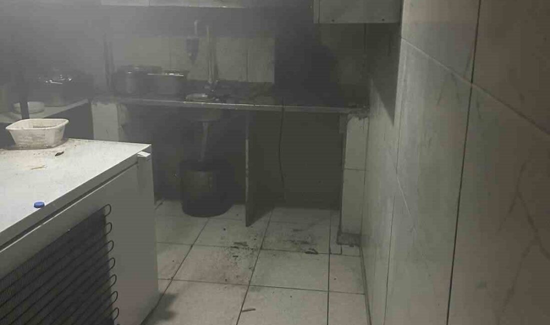 Siirt’in Kurtalan ilçesinde bir yemek işletmesinde çıkan yangın itfaiye ekiplerince