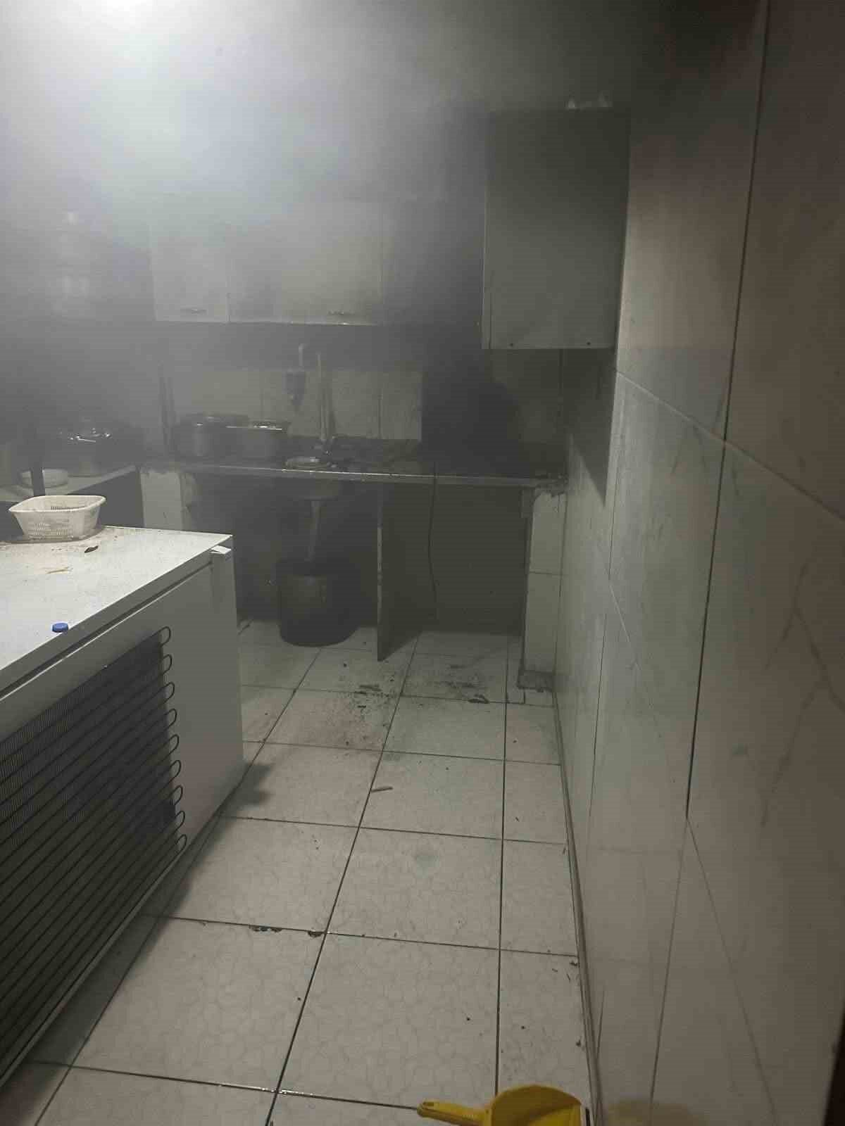 Siirt’in Kurtalan ilçesinde bir yemek işletmesinde çıkan yangın itfaiye ekiplerince