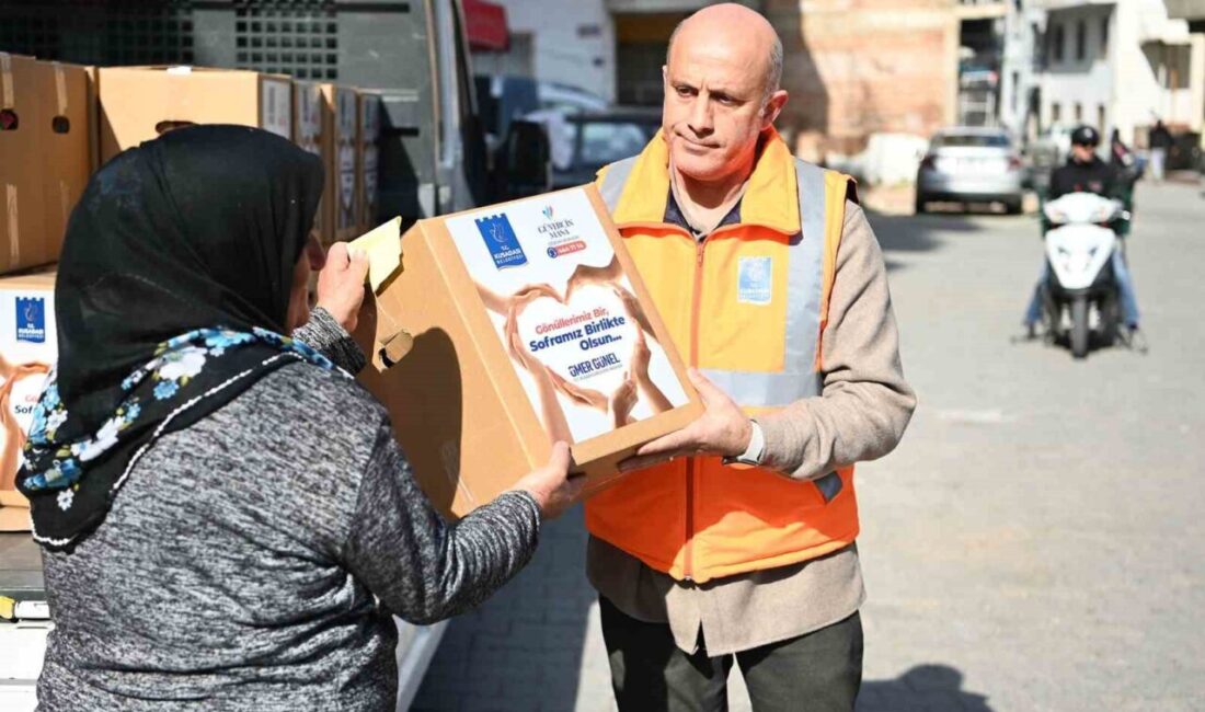 Kuşadası Belediyesi, Ramazan ayı dolayısıyla hazırladığı gıda yardımı paketlerini, ihtiyaç