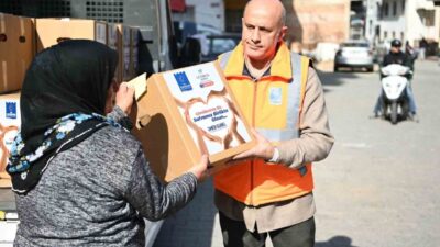 Kuşadası Belediyesi, Ramazan ayı dolayısıyla hazırladığı gıda yardımı paketlerini, ihtiyaç