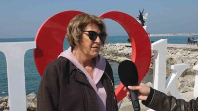 Başkan Ömer Günel’in gözaltına alınmasının ardından vatandaşlar, Başkan Ömer Günel’in