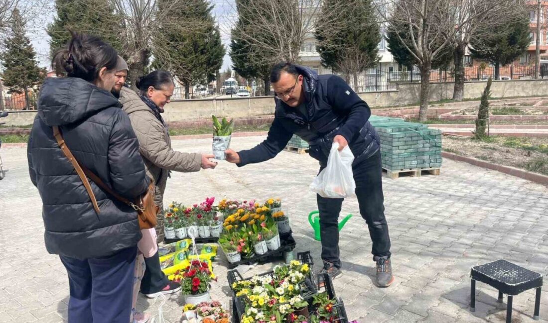 Kütahya’nın Tavşanlı ilçesinde geleneksel hale gelen bayram öncesi çiçek sergisi,