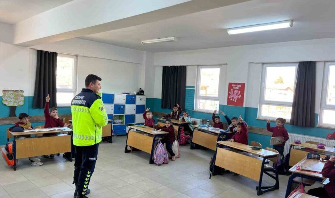 Kütahya’da Trafik Jandarması Timleri tarafından öğrencilere yönelik trafik eğitimi düzenlendi.