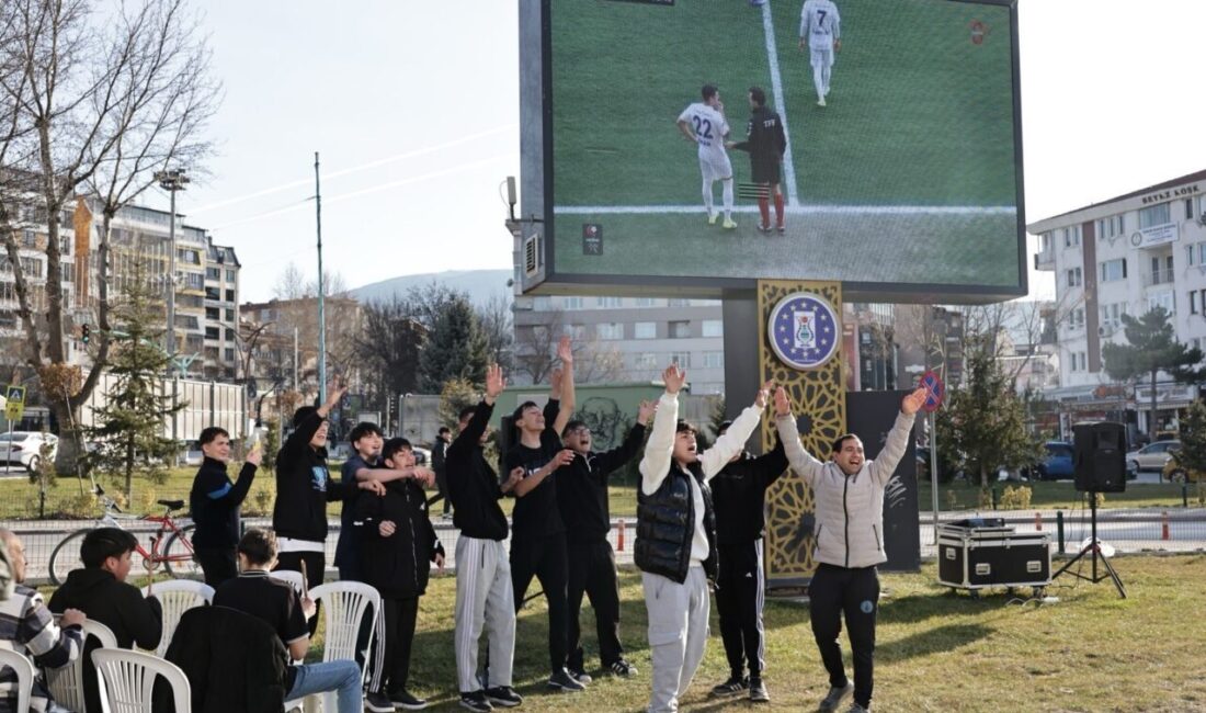 Kütahya’da vatandaşlar, Kütahyaspor’un deplasmanda Altay’ı 4-0 mağlup ettiği karşılaşmayı belediye