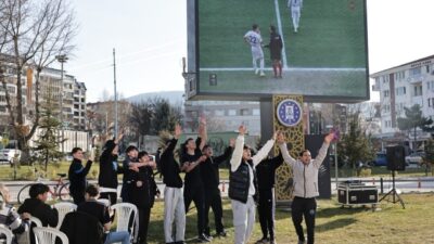 Kütahya’da vatandaşlar, Kütahyaspor’un deplasmanda Altay’ı 4-0 mağlup ettiği karşılaşmayı belediye