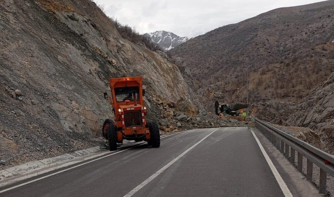 Malatya-Adıyaman karayolunda meydana gelen heyelan nedeniyle yol bir süre ulaşıma