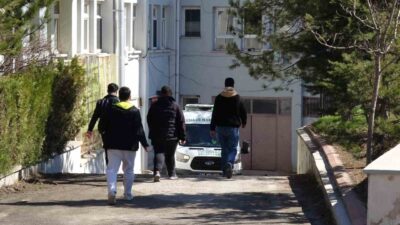 Malatya’da tartıştığı babasını bıçaklayarak öldüren zanlı yakalandı. Olay, dün saat