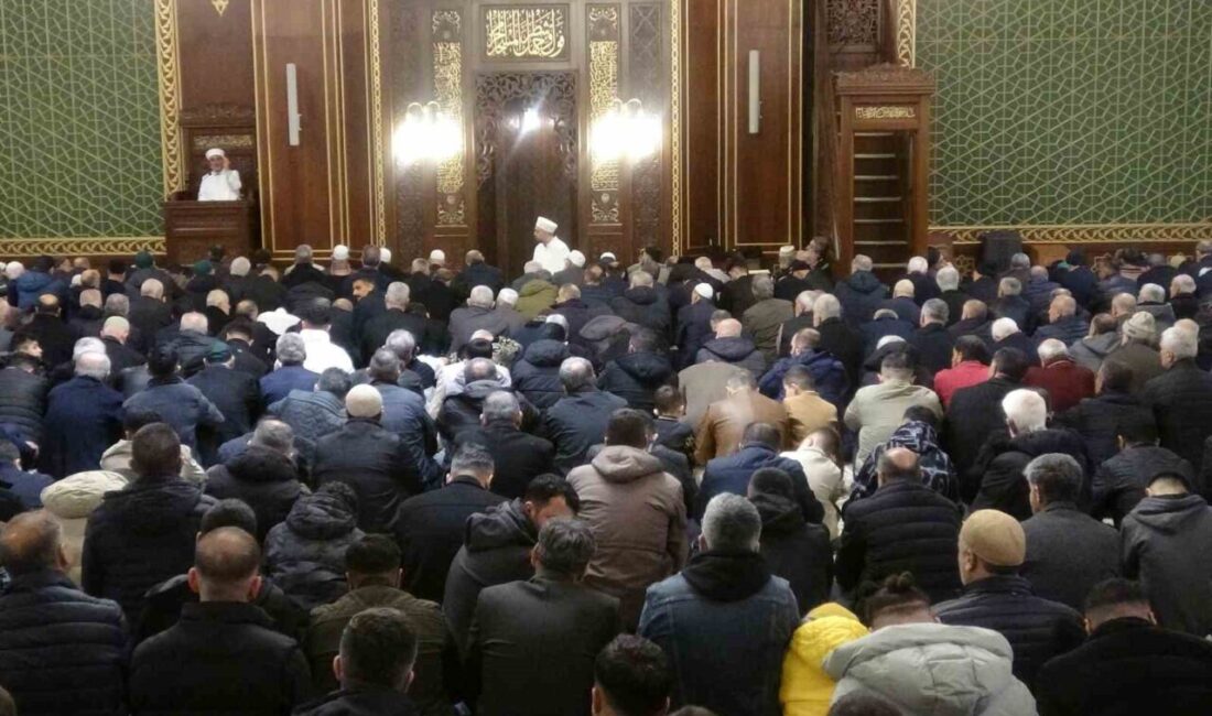 Malatya’da Ramazan Bayramı dolayısıyla vatandaşlar sabahın erken saatlerinde camilere akın