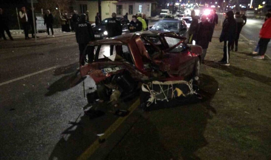 Malatya’da sürücüsünün kontrolünde çıkan bir aracın çarptığı Tofaş otomobil kağıt