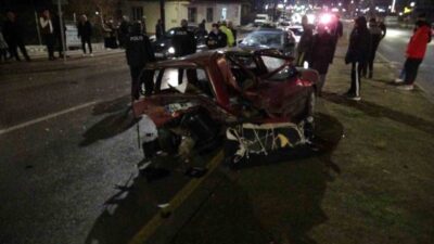 Malatya’da sürücüsünün kontrolünde çıkan bir aracın çarptığı Tofaş otomobil kağıt