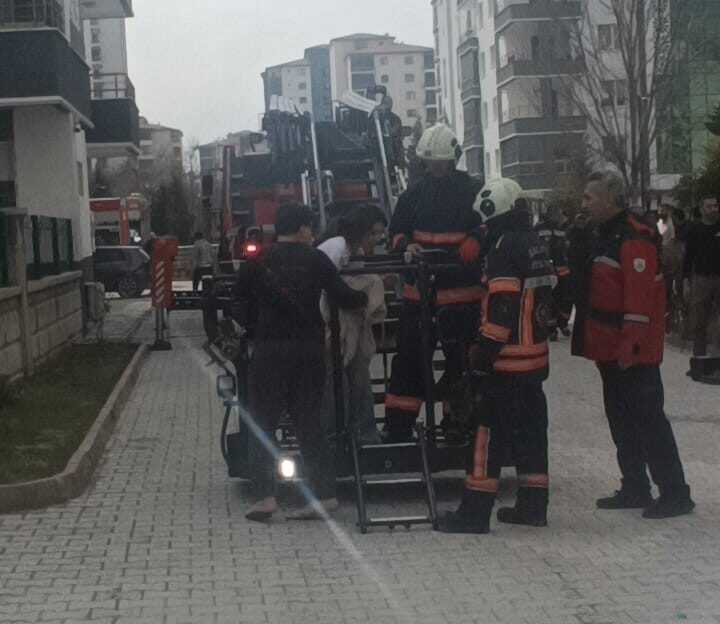Malatya’da, bir spor salonunda çıkan yangında dumandan etkilenen apartman sakinleri