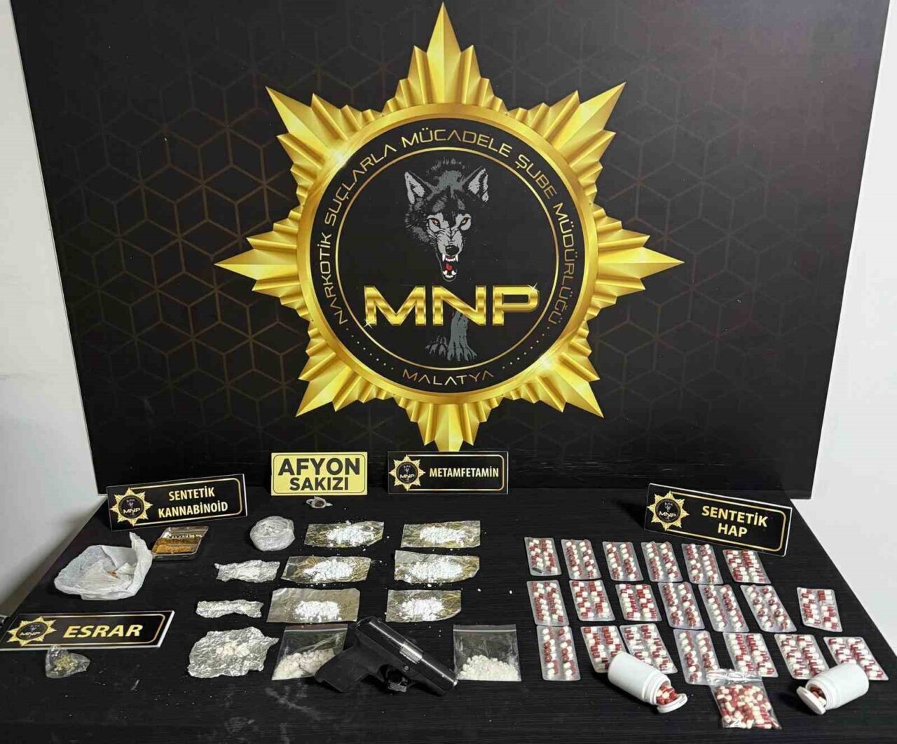 Malatya’da polis ekiplerince sokak satıcılarına yönelik düzenlenen operasyonda çeşitli uyuşturucu