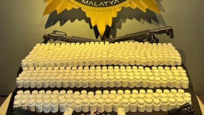 Malatya’da düzenlenen operasyonda çok sayıda sentetik ecza hapı ile ruhsatsız