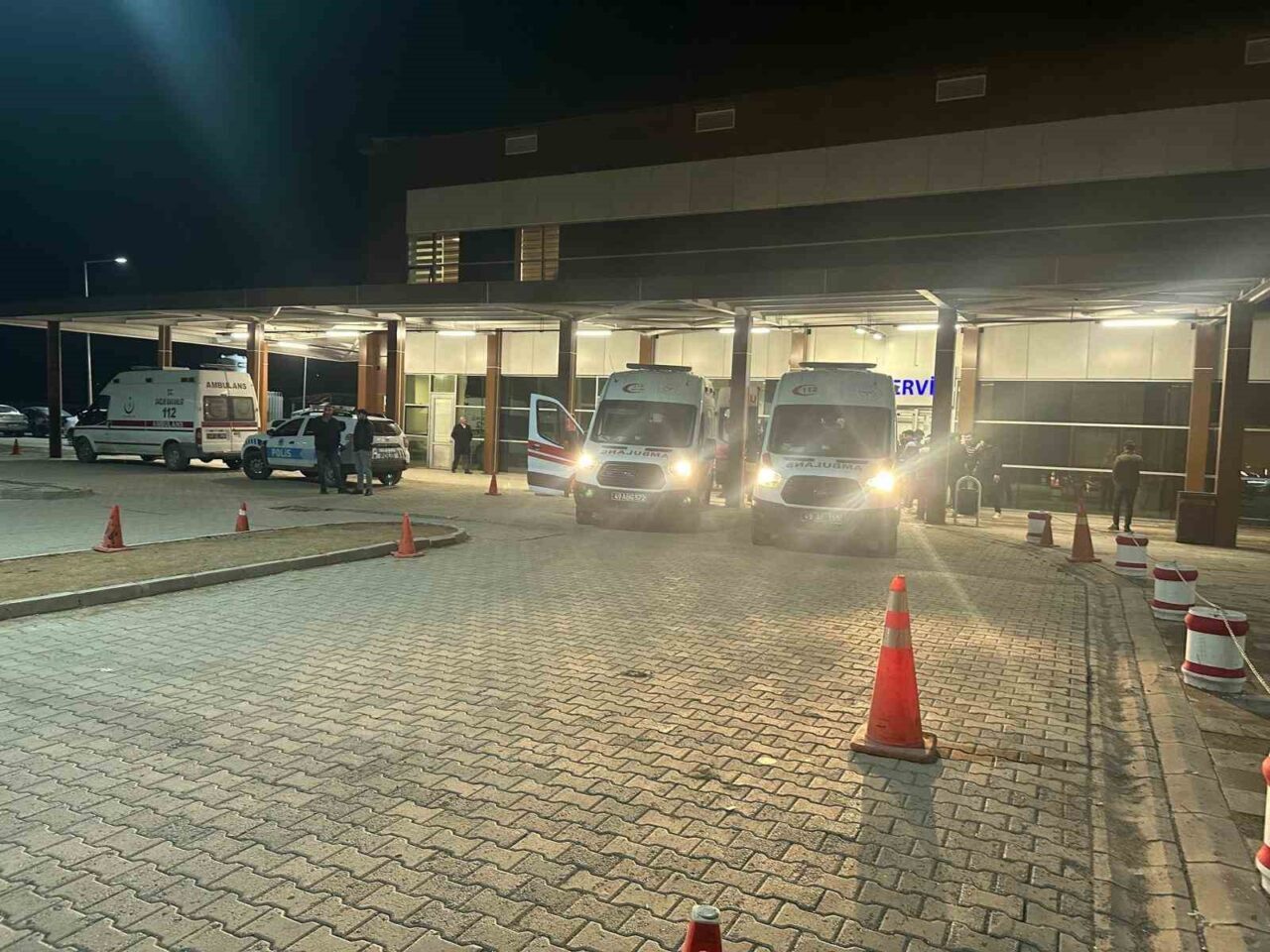 Muş’un Malazgirt ilçesinde çıkan silahlı kavgada 5 kişi yaralandı. Edinilen