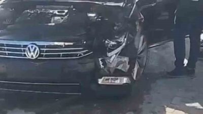 Antalya’nın Manavgat ilçesinde kavşakta iki otomobilin çarpışması sonucu meydana gelen