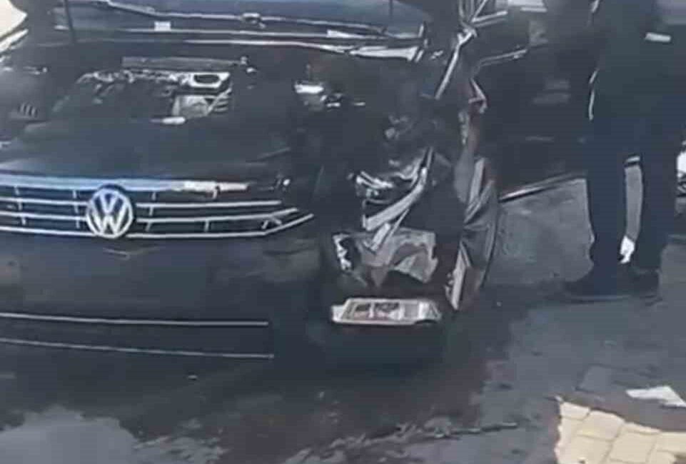 Antalya’nın Manavgat ilçesinde kavşakta iki otomobilin çarpışması sonucu meydana gelen