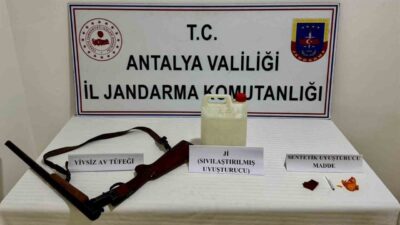 Antalya’nın Manavgat ilçesinde bir miktar uyuşturucu ve ruhsatsız av tüfeği