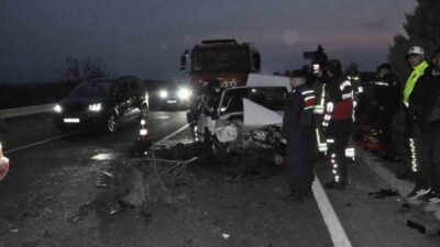 Manisa’nın Salihli ilçesinde 3 otomobilin karıştığı zincirleme kazada 2 kişi