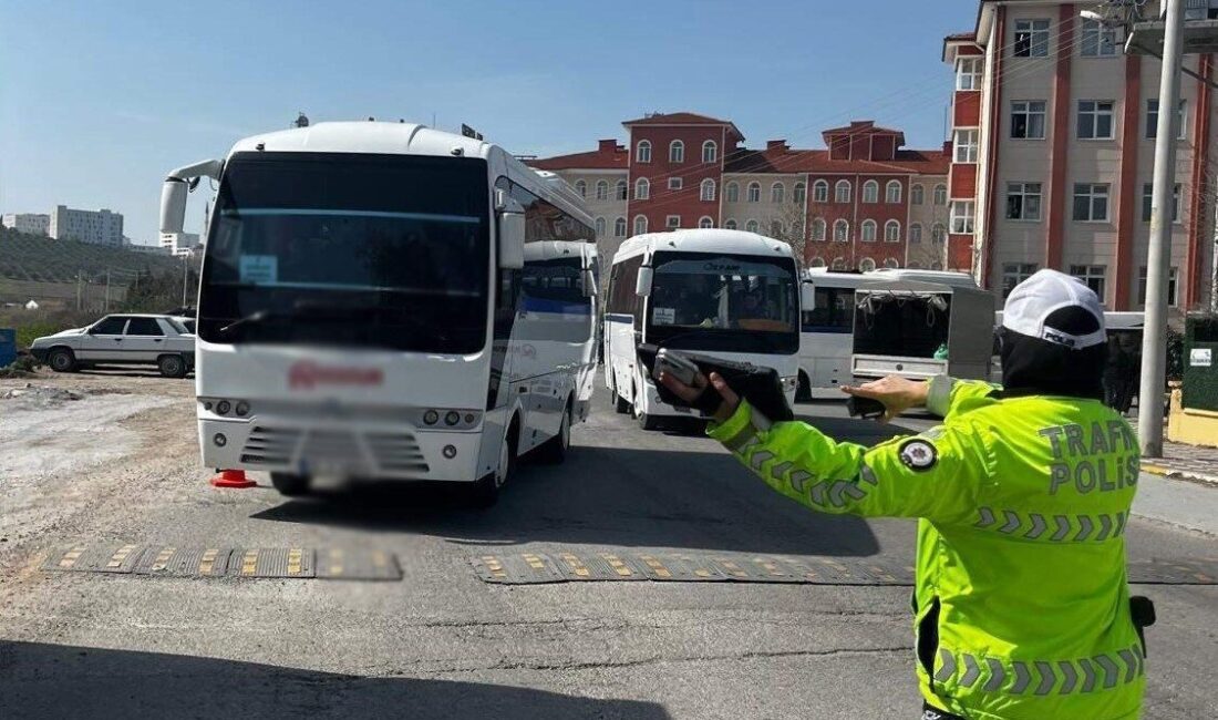 Manisa’da trafik ekiplerinin korsan taşımacılık ve işçi servislerine yönelik yaptığı