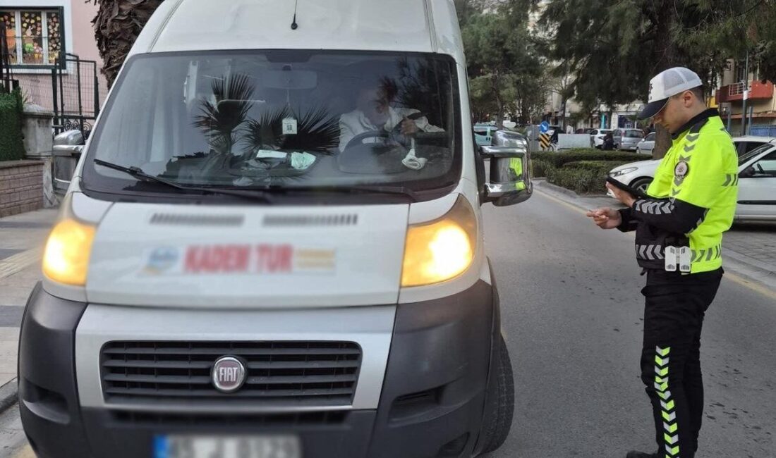 Manisa’da polis ekiplerinin okul servislerine yönelik yaptığı denetimlerde 243 araç