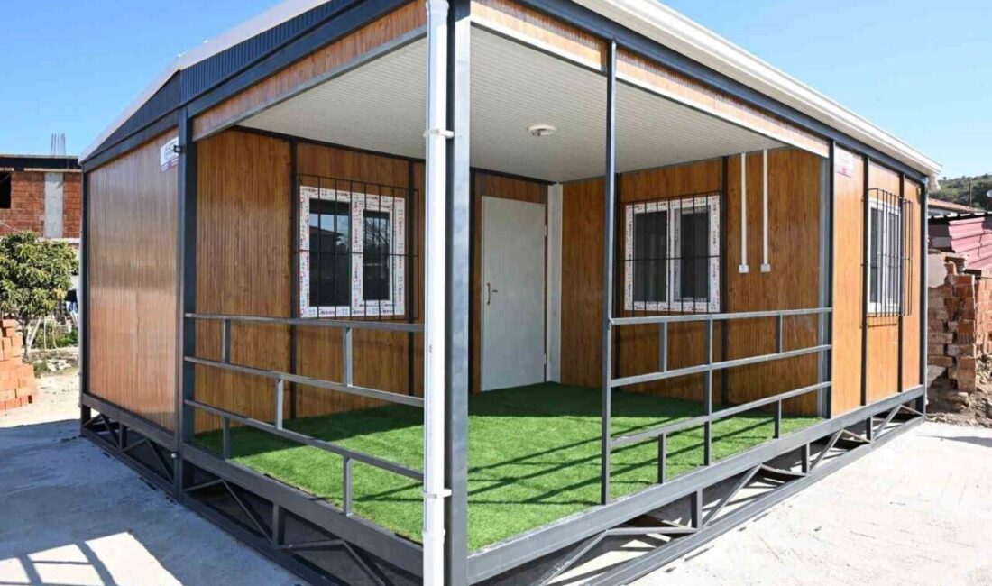 Manisa Büyükşehir Belediyesi, yoğun yağışlar nedeniyle evleri kullanılamaz hale gelen