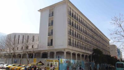 Manisa şehir merkezinde uzun süredir atıl durumda bekleyen, halk arasında