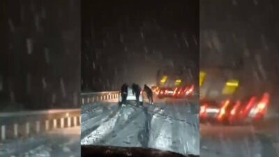 Mardin’de öğle saatlerinde başlayan kar yağışı etkisini sürdürüyor. Yoğun kar