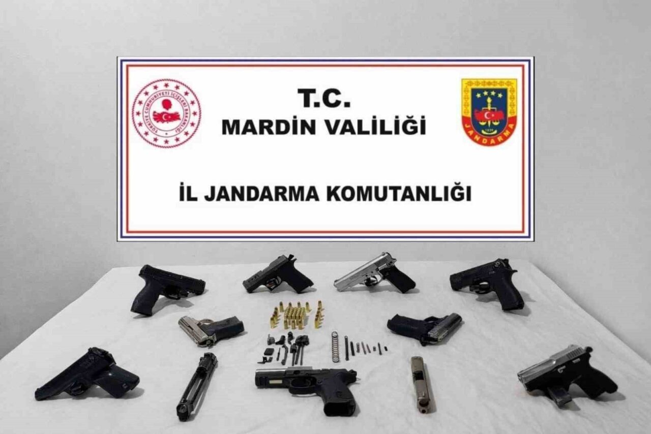 Mardin’in Kızıltepe ilçesinde düzenlenen operasyonda 8 ruhsatsız tabanca ele geçirildi.