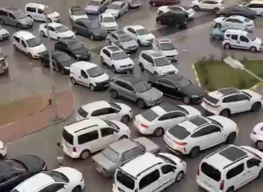 Mardin’in Nusaybin ilçesinde Ramazan Bayramı arifesinde araç yoğunluğu yaşandı. Bayram
