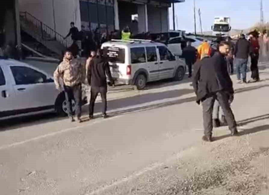 Mardin’in Savur ilçesinde iki grup arasında çıkan sopalı kavgada 7