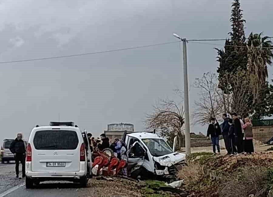Mardin’in Nusaybin ilçesinde kamyonetin tümseğe çarpması sonucu 3 kişi yaralandı.