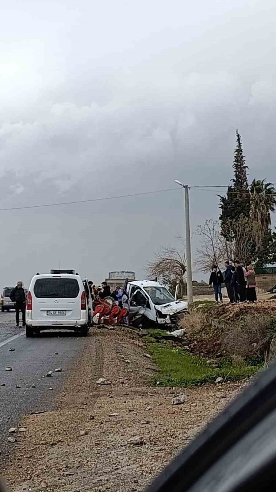 Mardin’in Nusaybin ilçesinde kamyonetin tümseğe çarpması sonucu 3 kişi yaralandı.