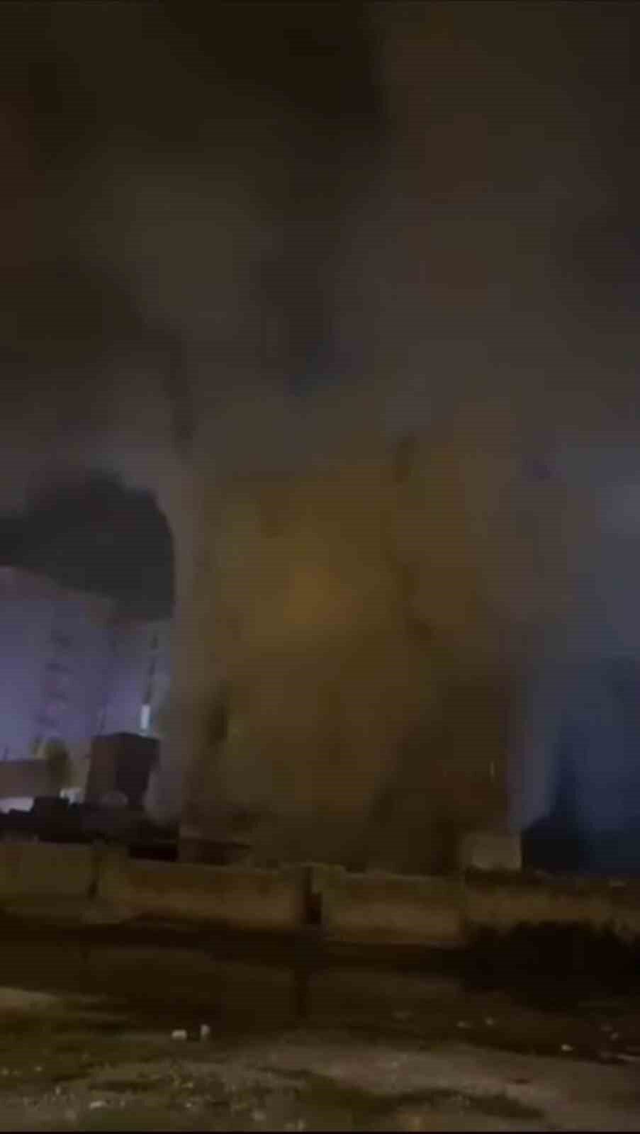 Mardin’in Kızıltepe ilçesinde bir mobilya döşemecisinde çıkan yangın, itfaiye ekiplerinin