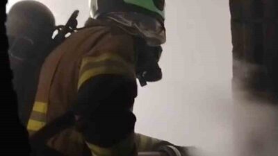 Mardin’in Artuklu ilçesinde müstakil bir evde çıkan yangın, itfaiye ekiplerinin