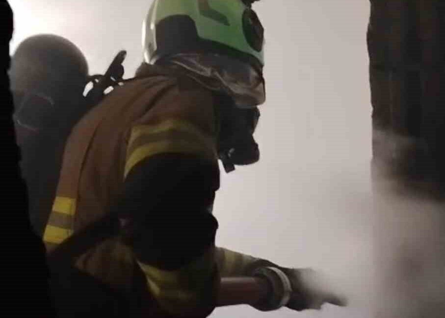 Mardin’in Artuklu ilçesinde müstakil bir evde çıkan yangın, itfaiye ekiplerinin