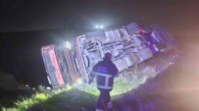 Mardin’in Nusaybin ilçesinde tırın devrilmesi sonucu meydana gelen kazada sürücü