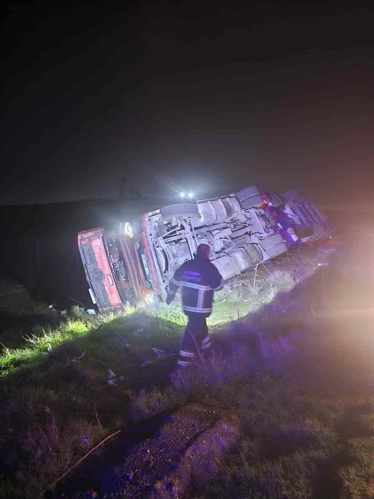 Mardin’in Nusaybin ilçesinde tırın devrilmesi sonucu meydana gelen kazada sürücü