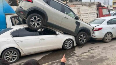 Mardin’in Kızıltepe ilçesinde 3 aracın karıştığı trafik kazasında maddi hasar