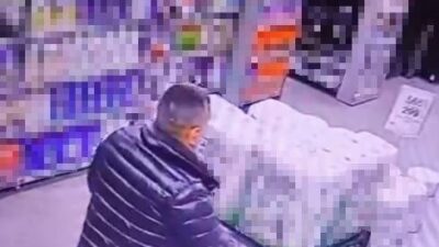 İstanbul’da bir adam, girdiği zincir markette 2 adat alkol şişesinin