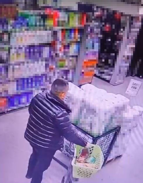 İstanbul’da bir adam, girdiği zincir markette 2 adat alkol şişesinin