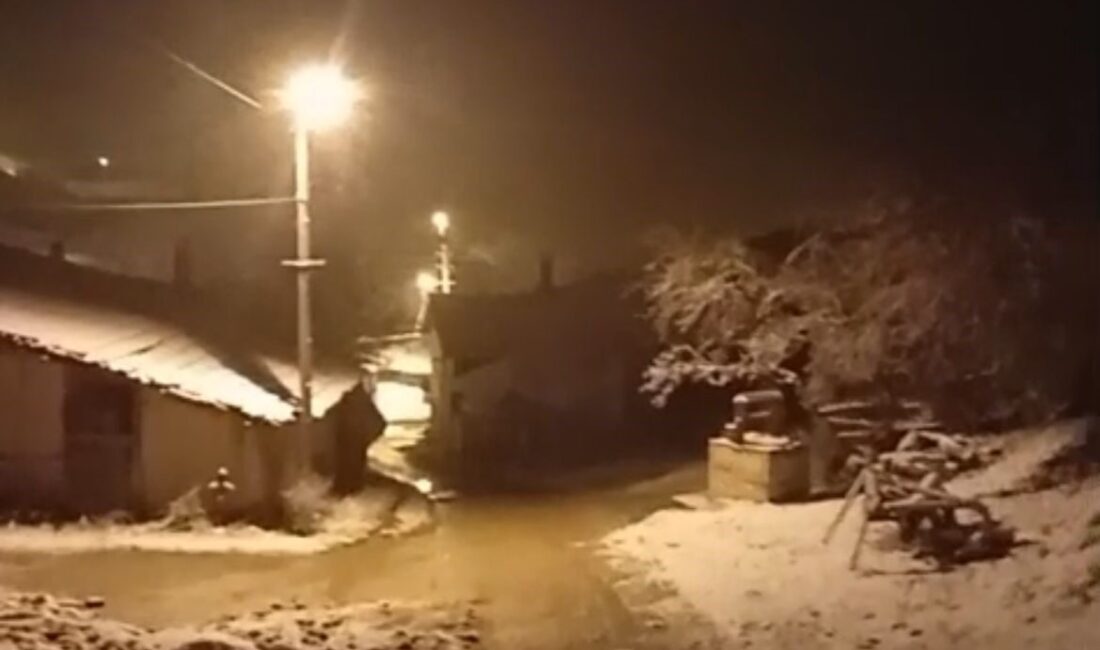 Kütahya’nın Tavşanlı ilçesinde akşam saatlerinde etkisini gösteren kar yağışı, çevreyi