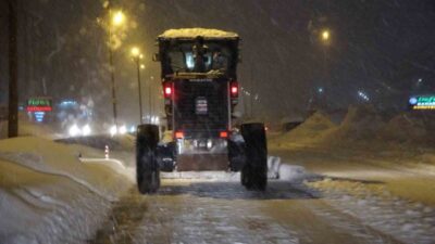 Bitlis’te Mart ayına girilmesine rağmen etkisini sürdüren kar yağışı, çetin