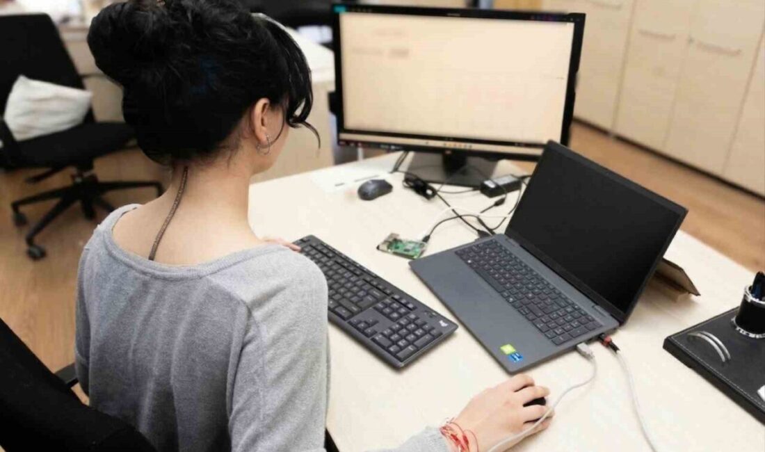 Ofis çalışanlarının günün büyük bölümünü oturarak geçirmesi boyun ve bel