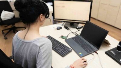 Ofis çalışanlarının günün büyük bölümünü oturarak geçirmesi boyun ve bel