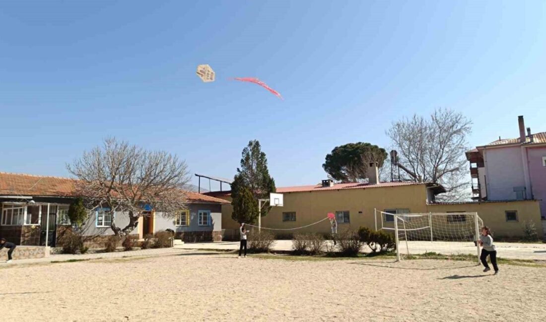 Manisa’nın Sarıgöl ilçesine bağlı Bağlıca Halil Duran Ortaokulu’nda matematik öğretmeni