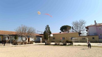 Manisa’nın Sarıgöl ilçesine bağlı Bağlıca Halil Duran Ortaokulu’nda matematik öğretmeni